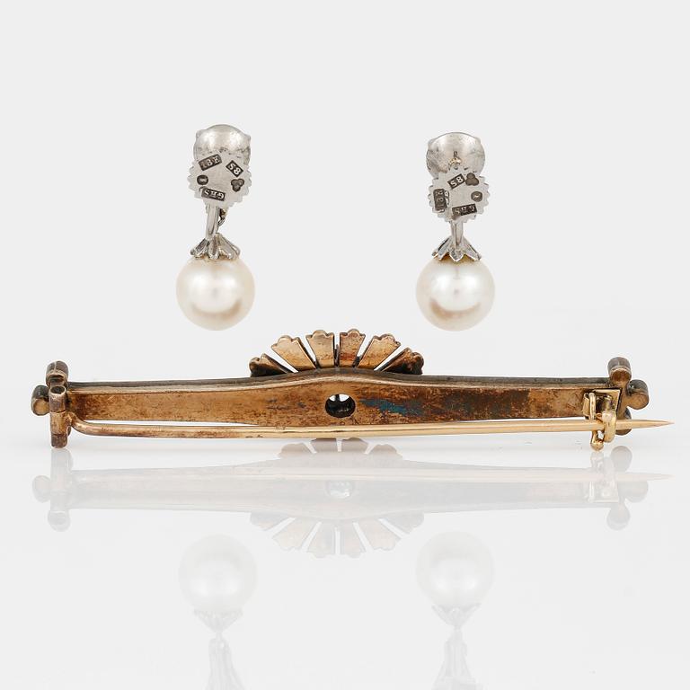 BROSCH samt ÖRHÄNGEN, ett par, med odlade pärlor och rosenslipade diamanter.