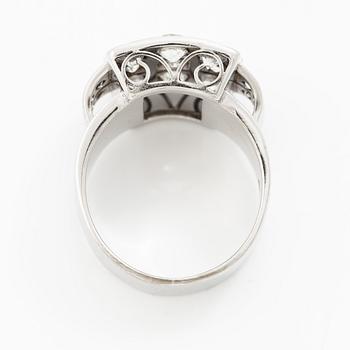 Ring 18K vitguld med runda briljant- och gammalslipade diamanter.