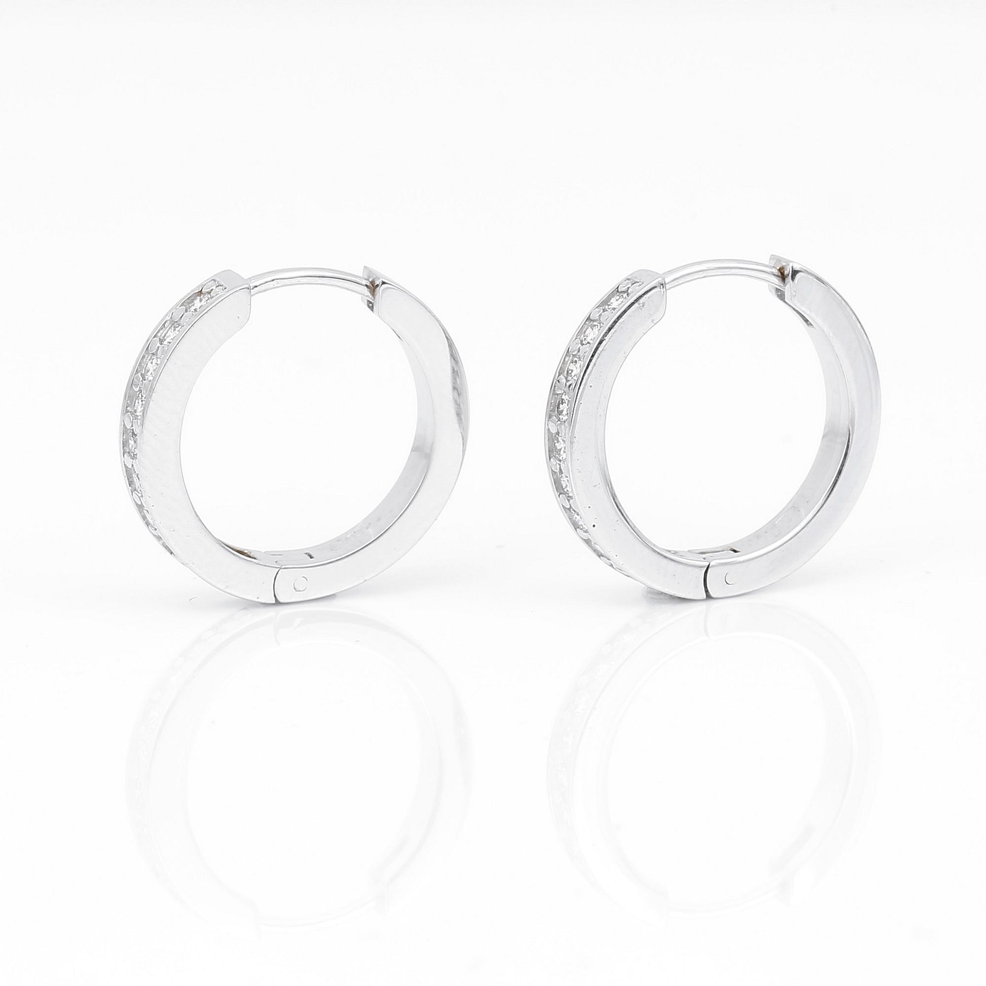 ÖRHÄNGEN, ett par, 14K vitguld med 20 st briljantslipade diamanter tot ca 0,40 ct. Vikt 5,36 gram.