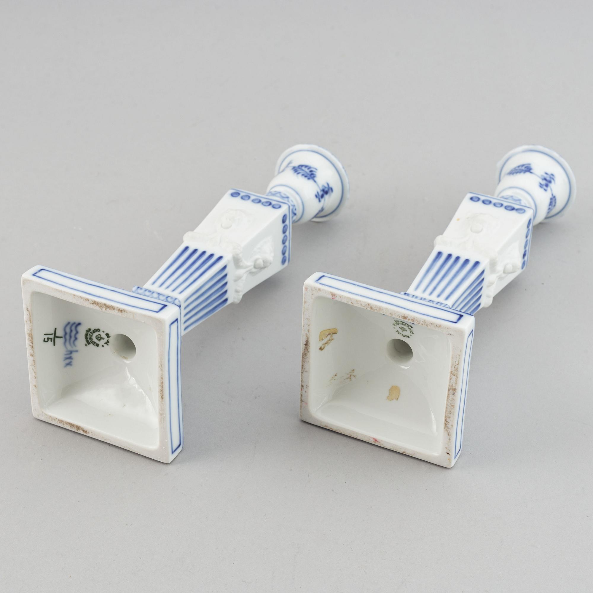 Royal Copenhagen, ljusstakar, ett par, porslin, "Musselmalet", Danmark.