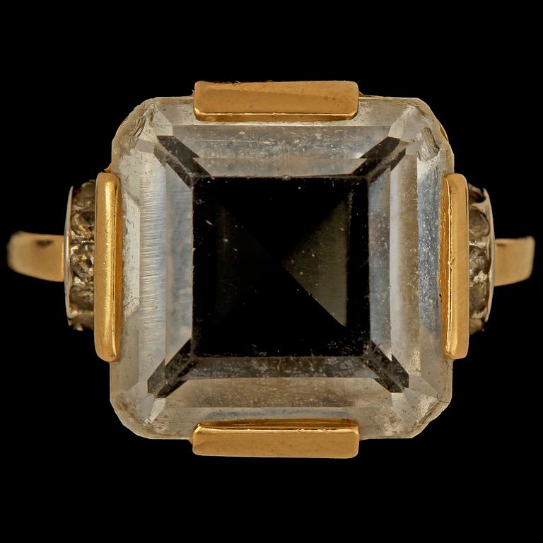 RING, 18k guld och vitguld med fasettslipad bergskristall, Stigbert, Stockholm, 1947. Vikt 6 g.