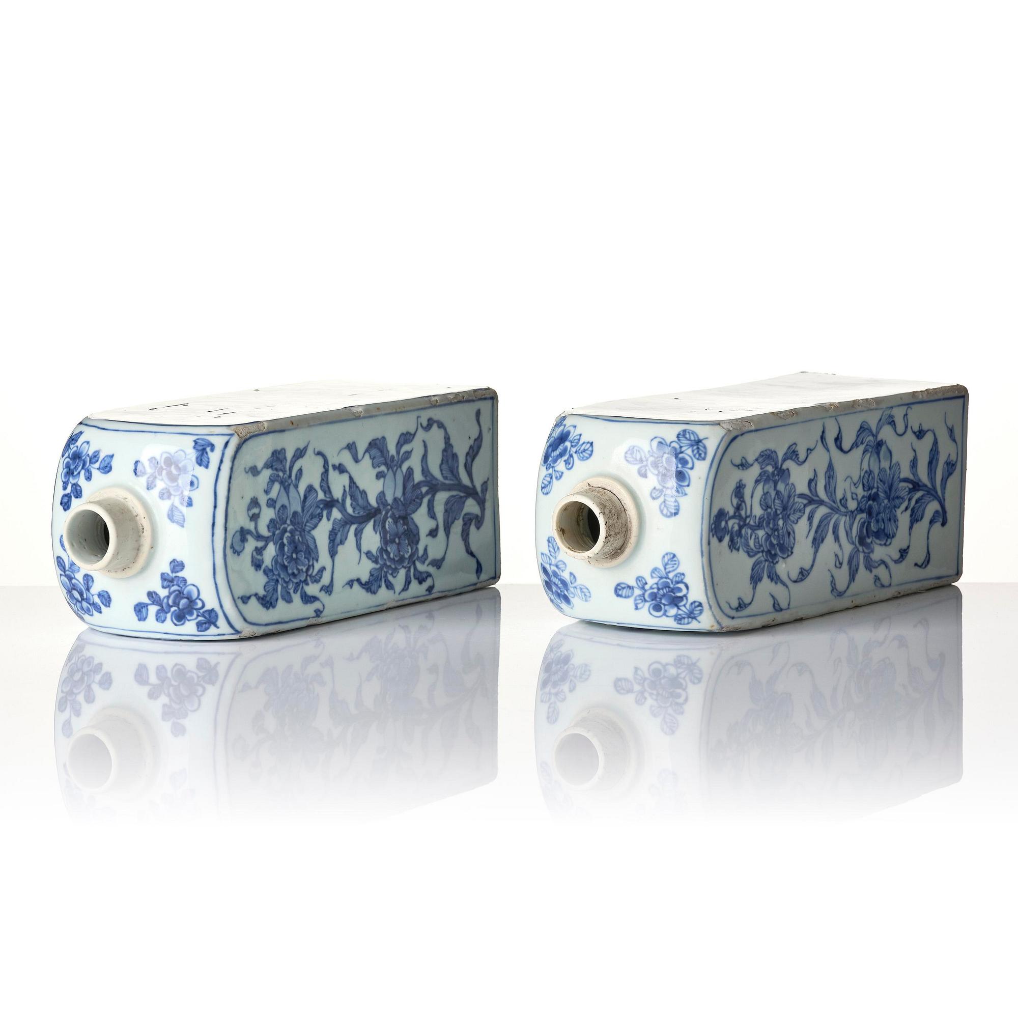 A pair of blue and white bottle flasks, early Qing dynasty, 17th century.
