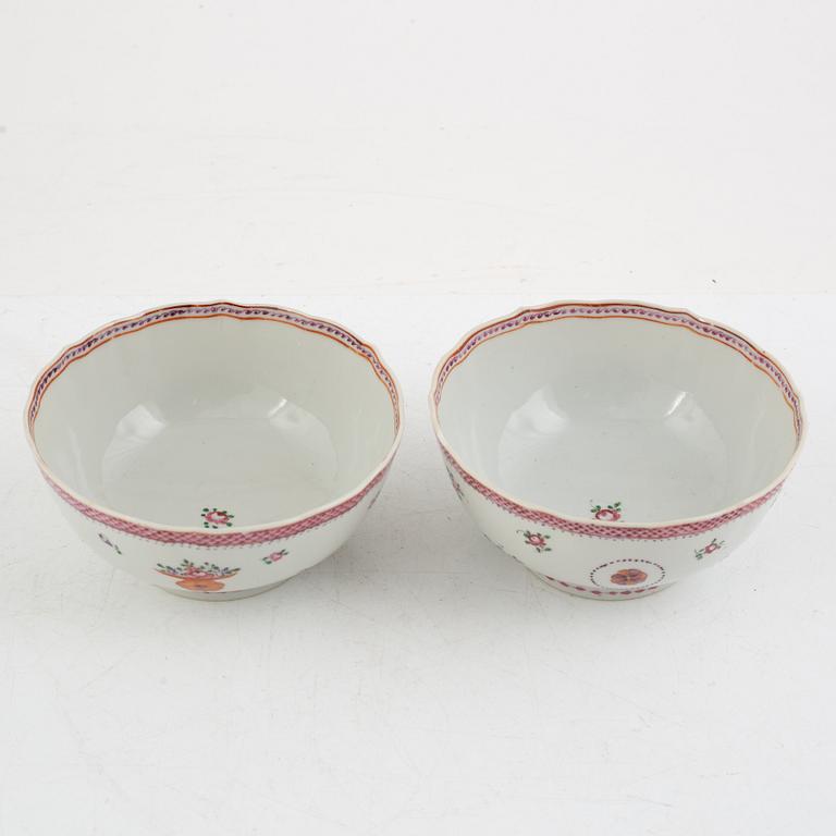 A par of Chinese famille rose porcelain bowls, Qing dynasty, Qianlong (1736-95).