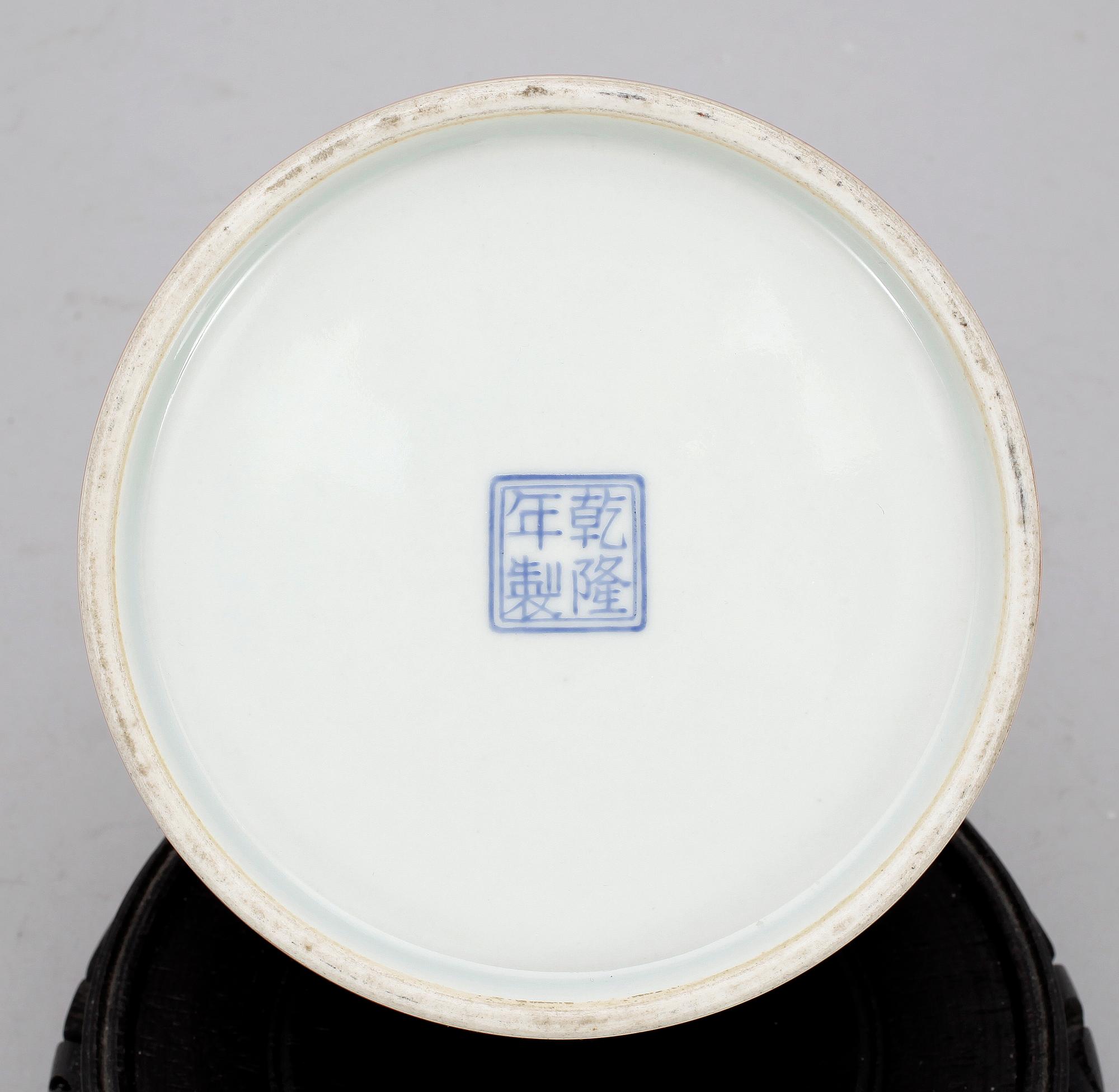 PENSELVAS, porslin, Kina 1900-tal.