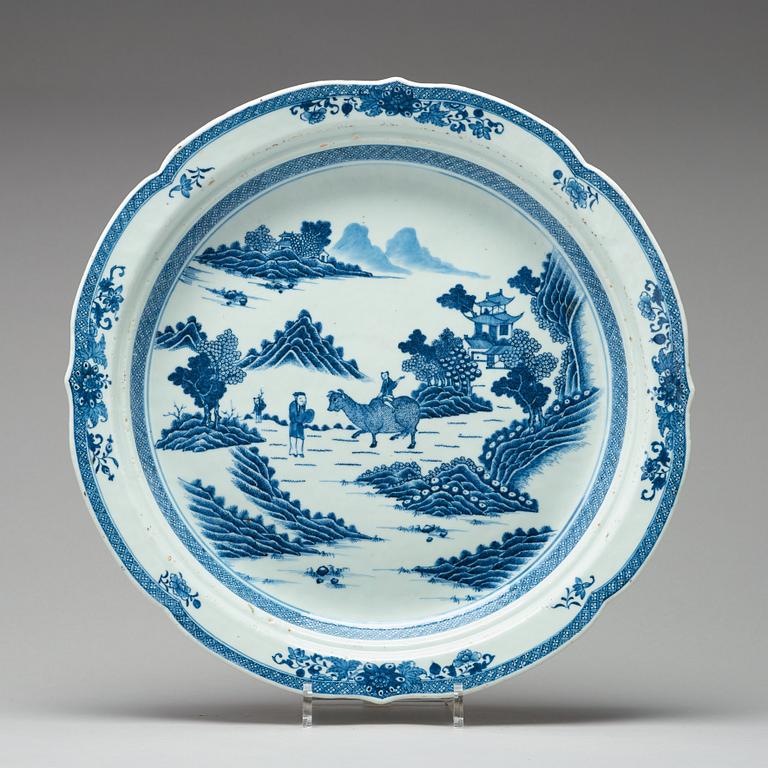 A large blue and white dish with strainer, Qing dynasty, Qianlong (1736-95).