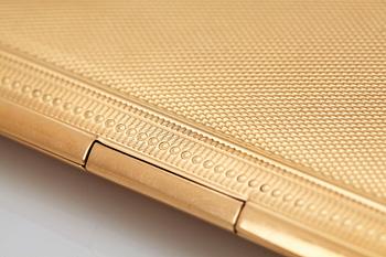 A Mappin & Webb 18K gold cigarette case.