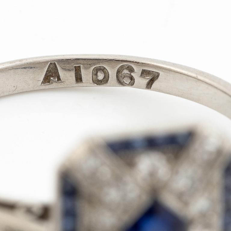 Platinum ring with sapphires and octagon-cut diamonds, Art Deco.