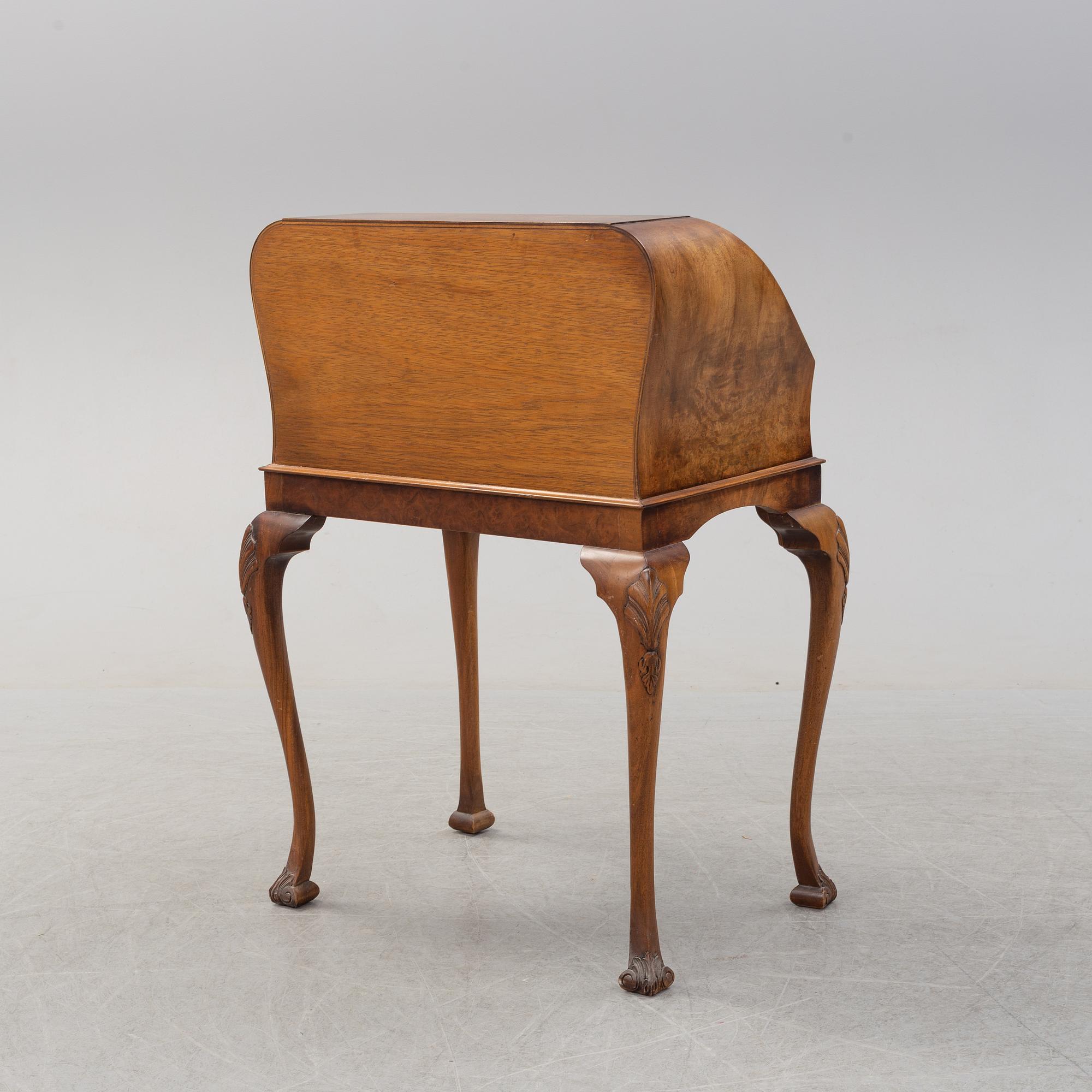 SECRETAIRE, Queen Anne-style, England, 20th century.