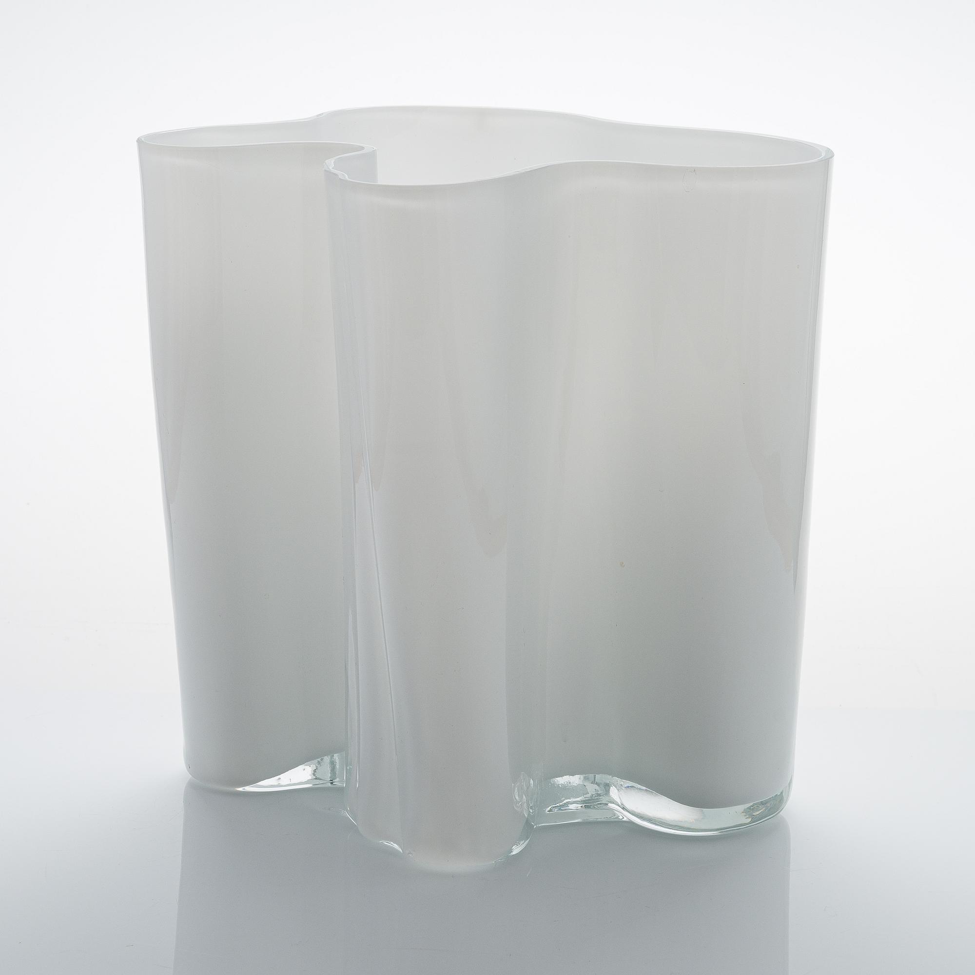 Alvar Aalto, vas, modell 3031, signerad Alvar Aalto 3031.