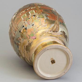 A Japanese satsuma vase, first half of 20th Century.