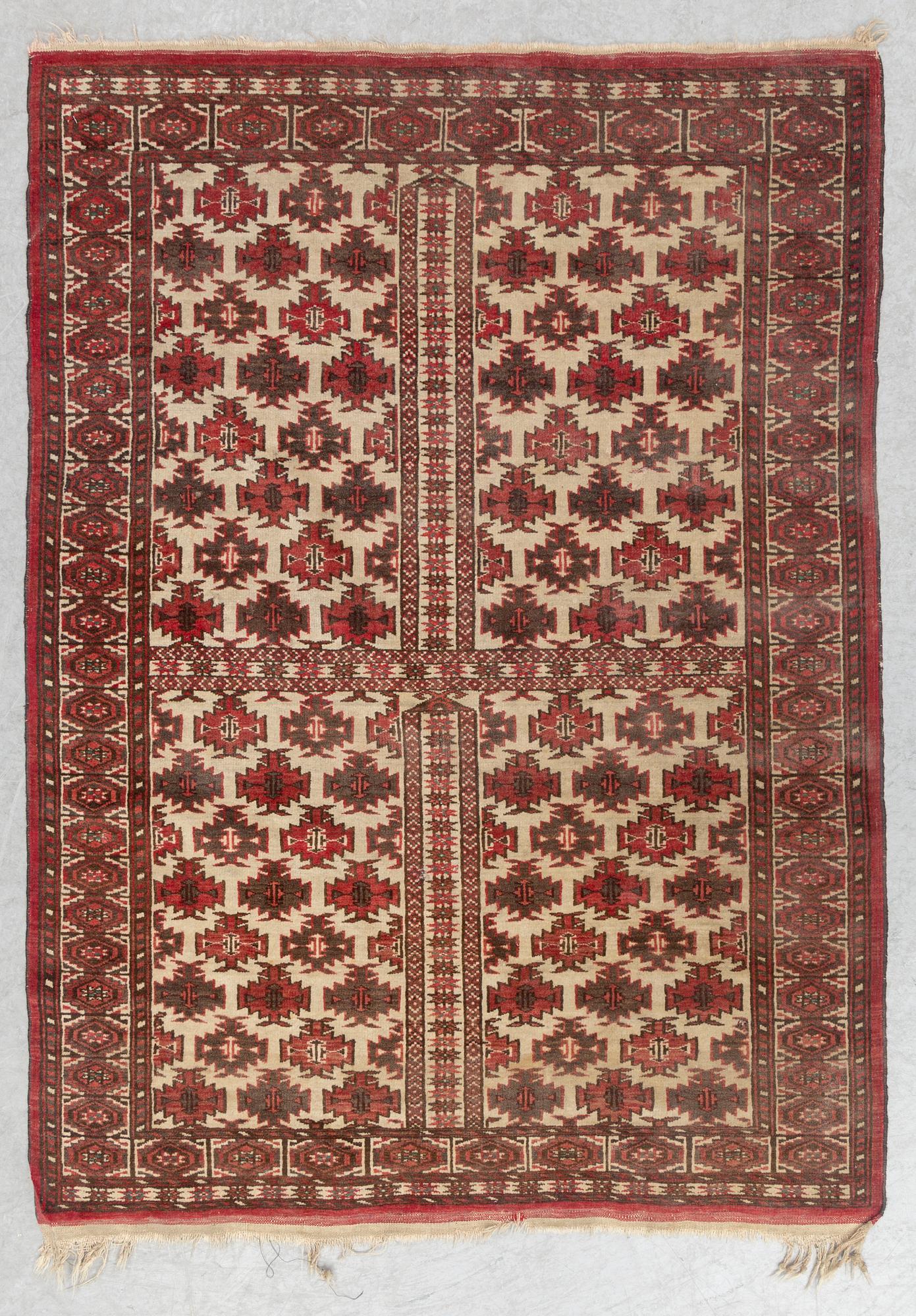 A RUG Semiantik Turmensk Ensi, ca 140 x 102 cm.