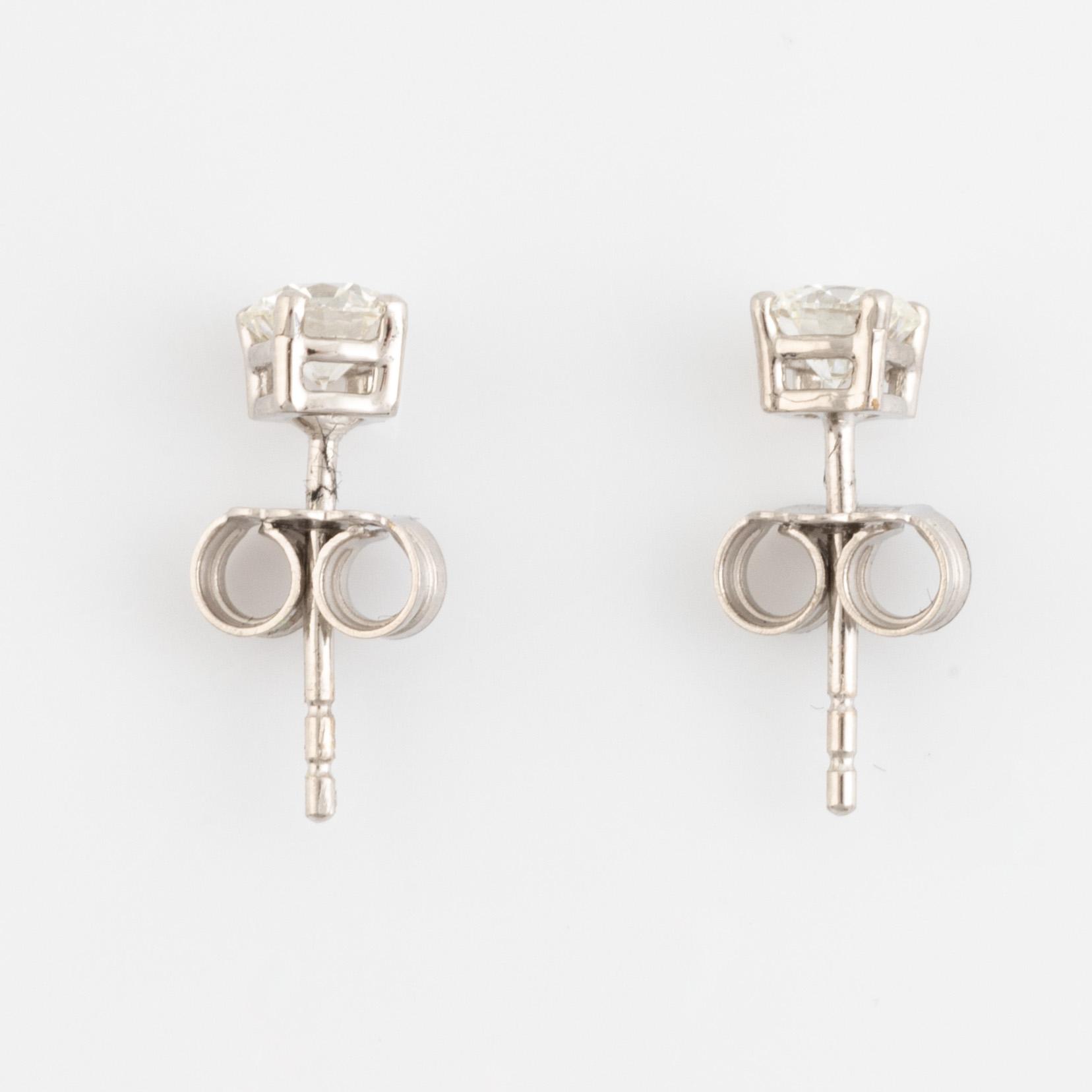 Örhängen, med  briljantslipade diamanter 0.61 ct, "triple x" med GIA dossier.