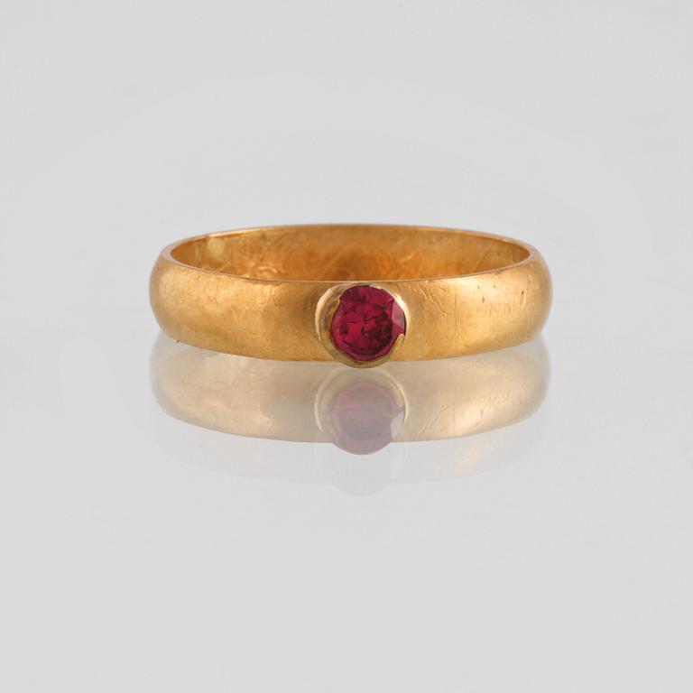 RING, 23K guld med fasettslipad  syntetisk rubin, JPH, Varberg, 1973. Vikt 2,8 gram.