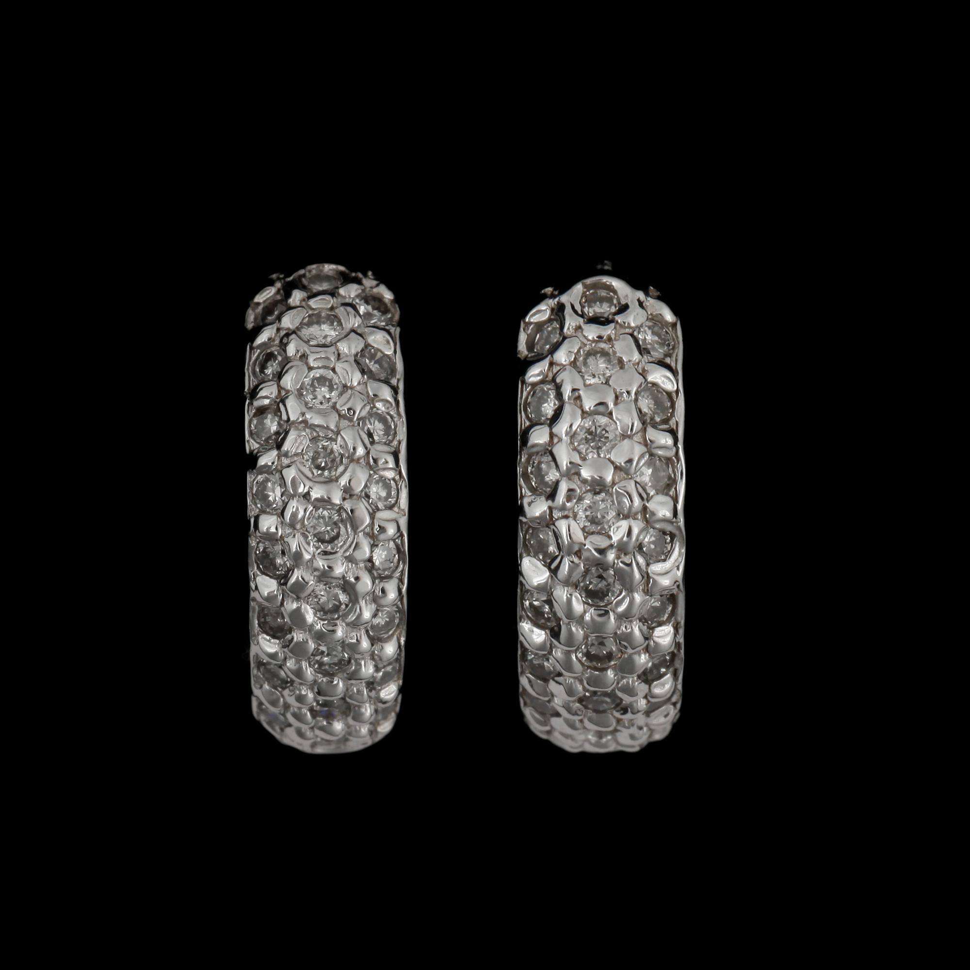 ÖRHÄNGEN, ett par, 14k vitguld med 50 briljantslipade diamanter tot ca 0,35 ct. Total vikt ca 3,39gram.
