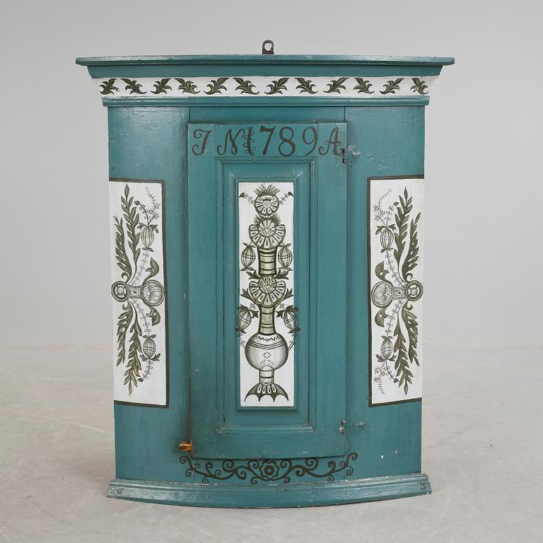 HÖRNHÄNGSKÅP, allmoge, 1800-tal.