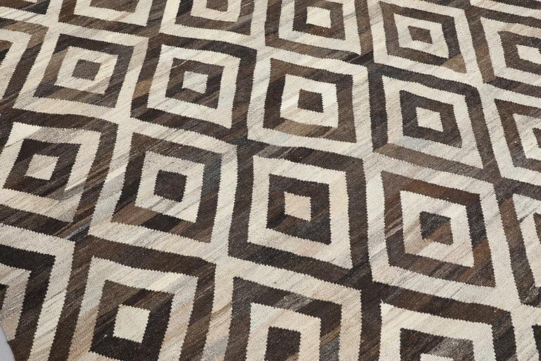 A Kilim carpet, Moroccan design, approx. 397 x 325 cm.