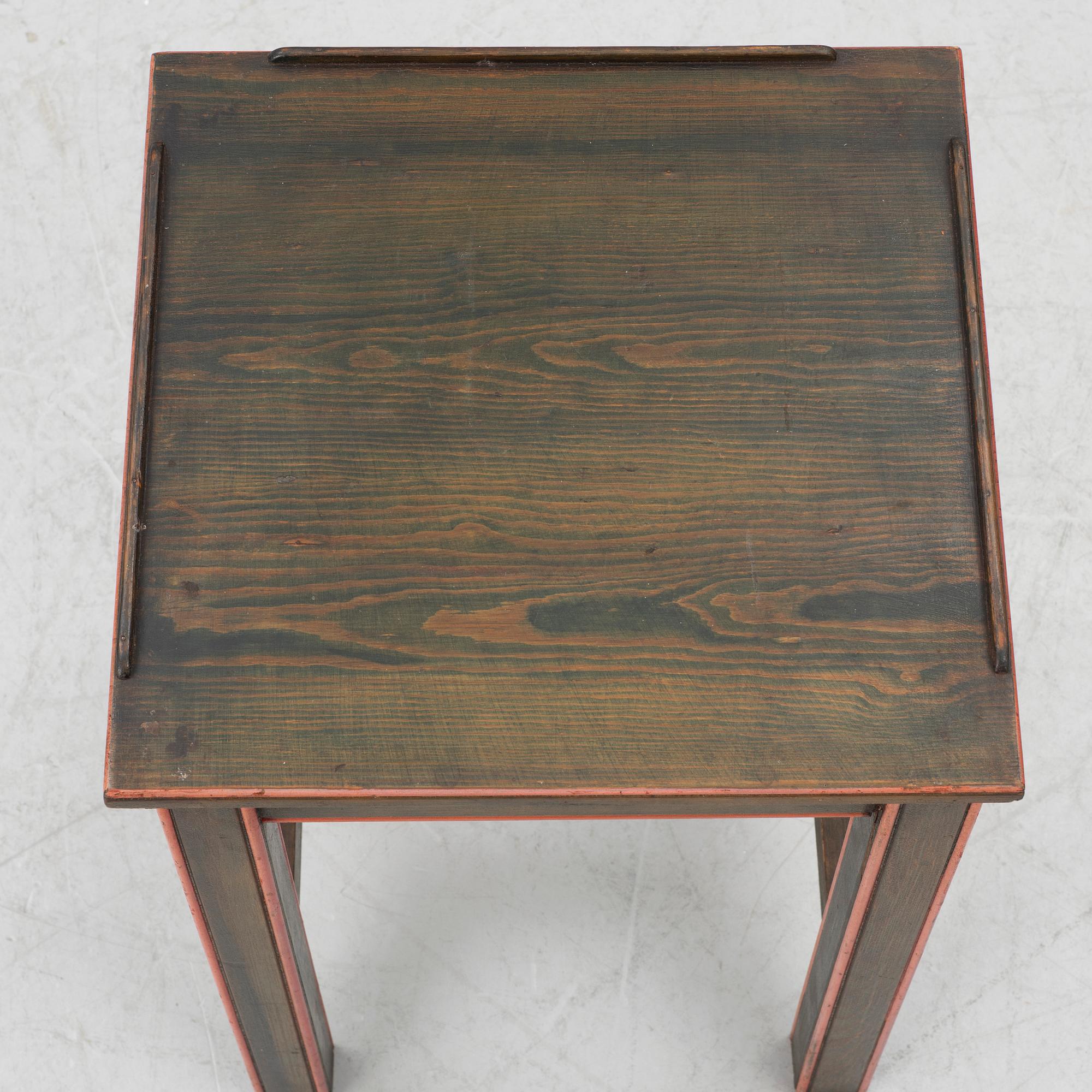 Sängbord, jugend, daterad AD 1908.