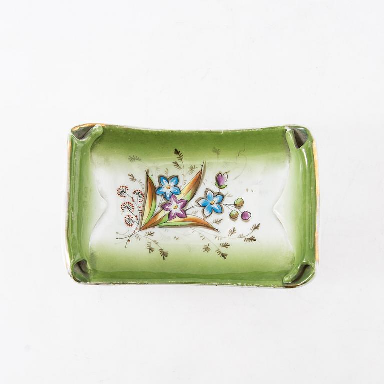 Tekannor 3 st samt fat Kusnetsov Ryssland omkring 1900 porslin.