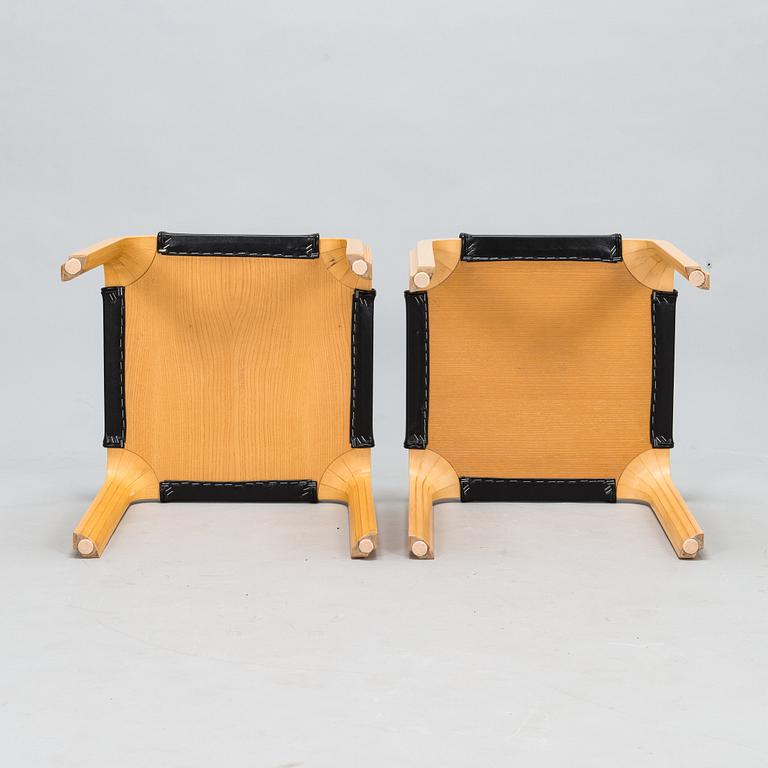 Alvar Aalto, pallar, ett par, modell X601, Artek 1900-talets senare hälft.