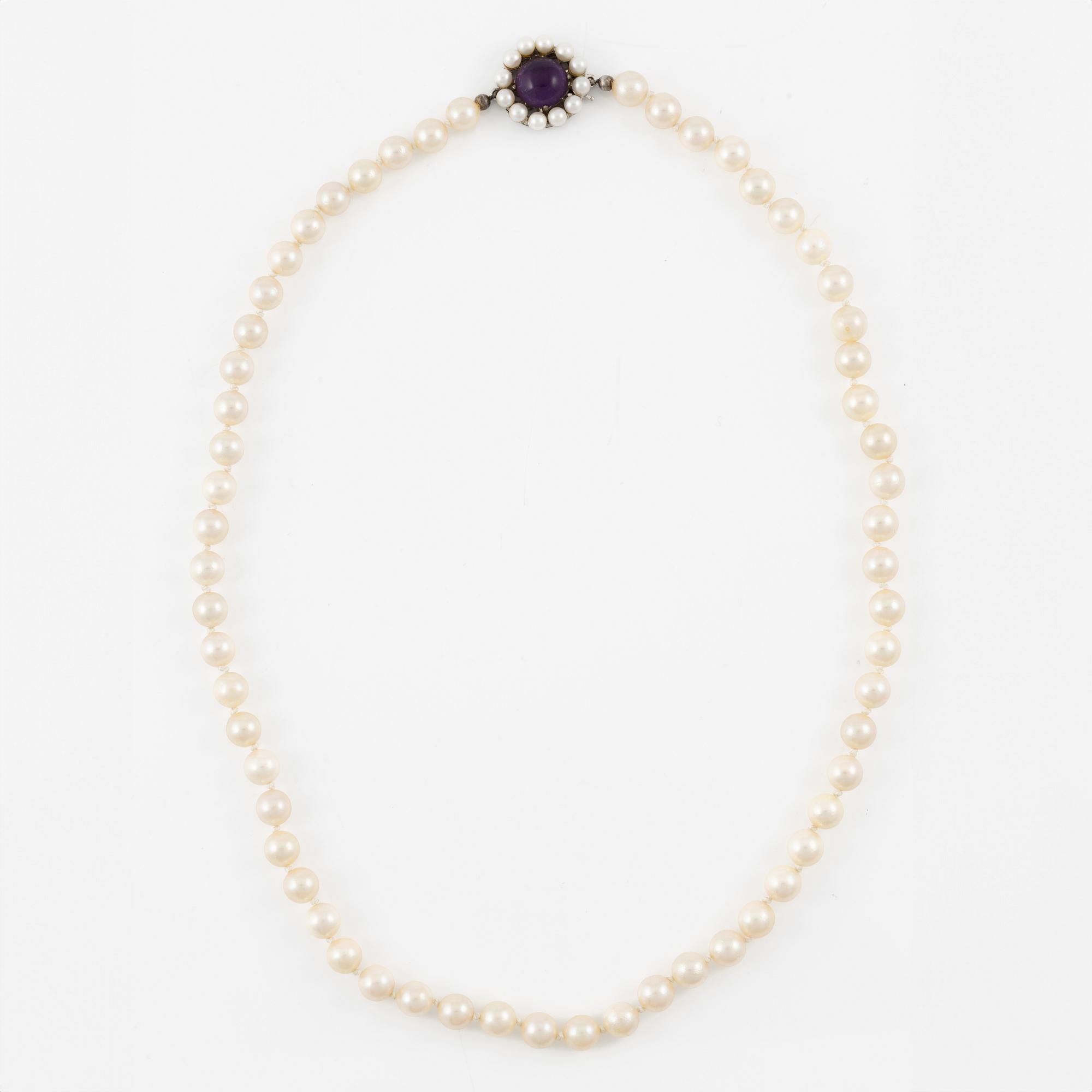 Pärlcollier med odlade pärlor, silverlås med cabochonslipad ametist.