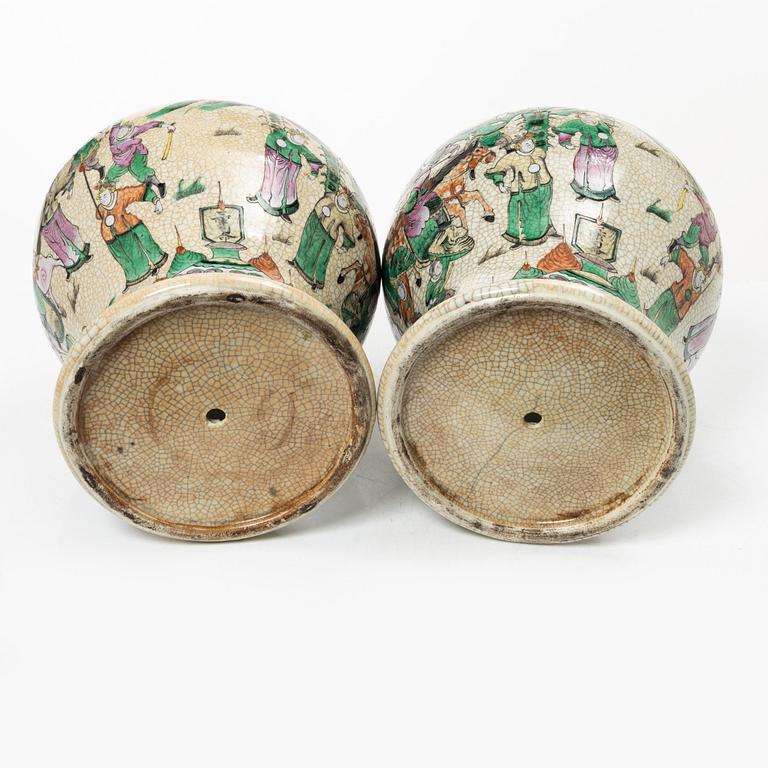 Urnor, ett par, Kina, Qingdynastis slut/omkring år 1900.