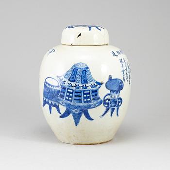 A large blue and white jar with cover, Qing dynasty, late 19th/early 20th century.