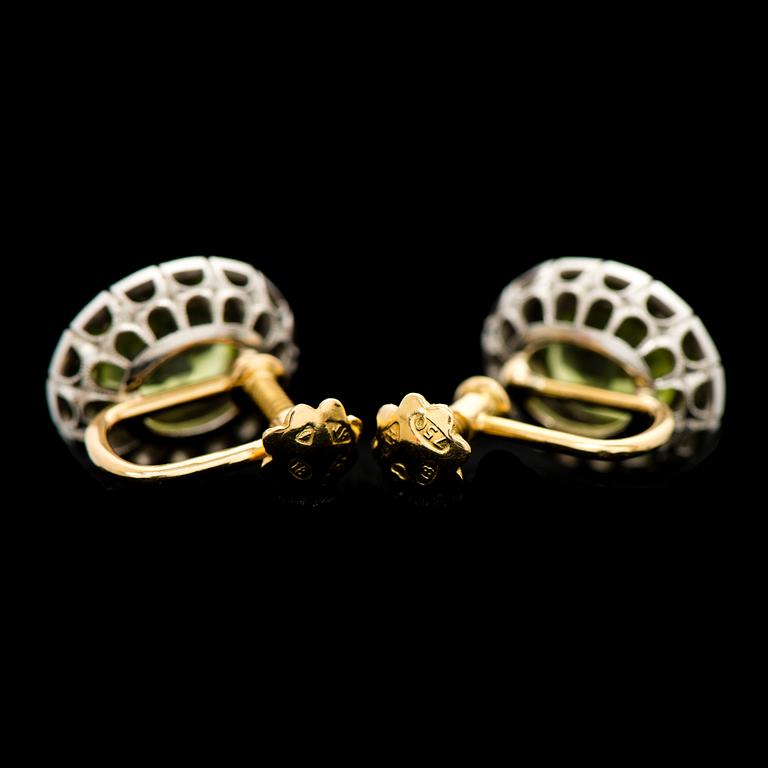 A PAIR OF EARRINGS, facetted peridots, 8/8 cut diamonds, 18K white gold. A. Tillander, 1986.