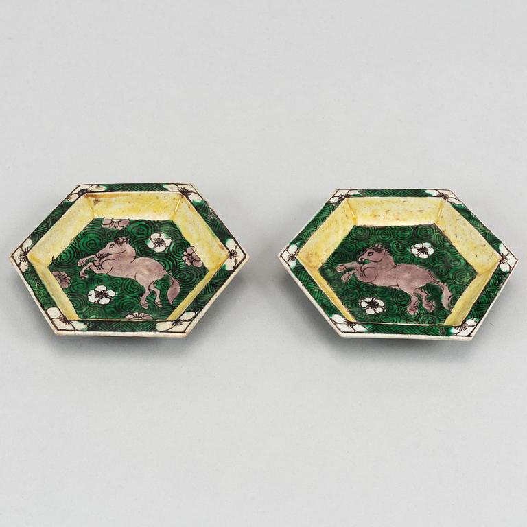 A pair of Kangxi cabaret dishes.