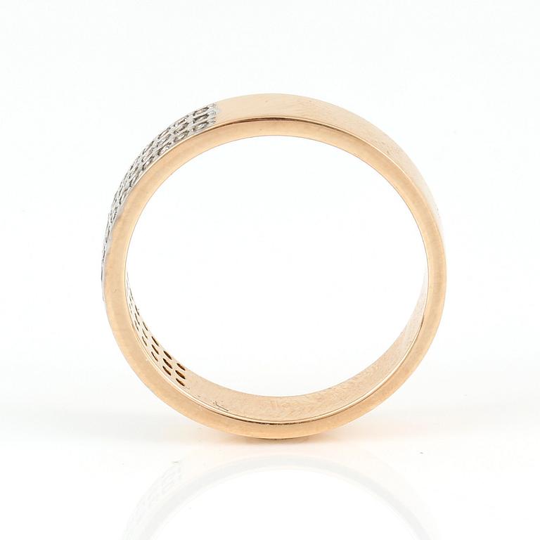 RING, 14K guld med briljantslipade diamanter tot ca 0,35 ct. Vikt 4,21 gram.