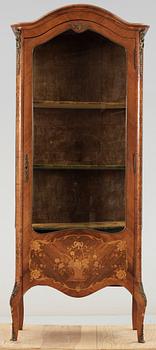 VITRINSKÅP, Louis XVI-stil, 1900-talets början.