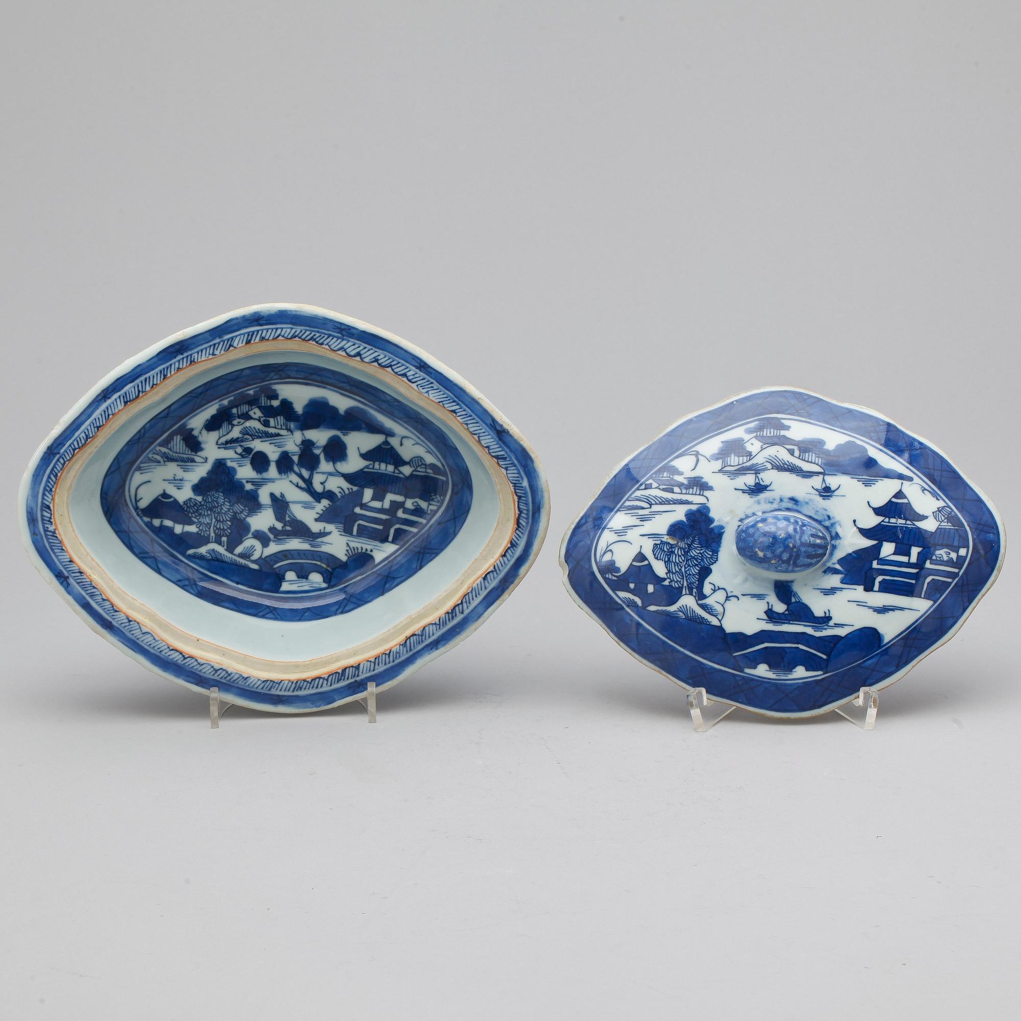 KAROTT MED LOCK, porslin, Kina, 1800-/1900-tal.