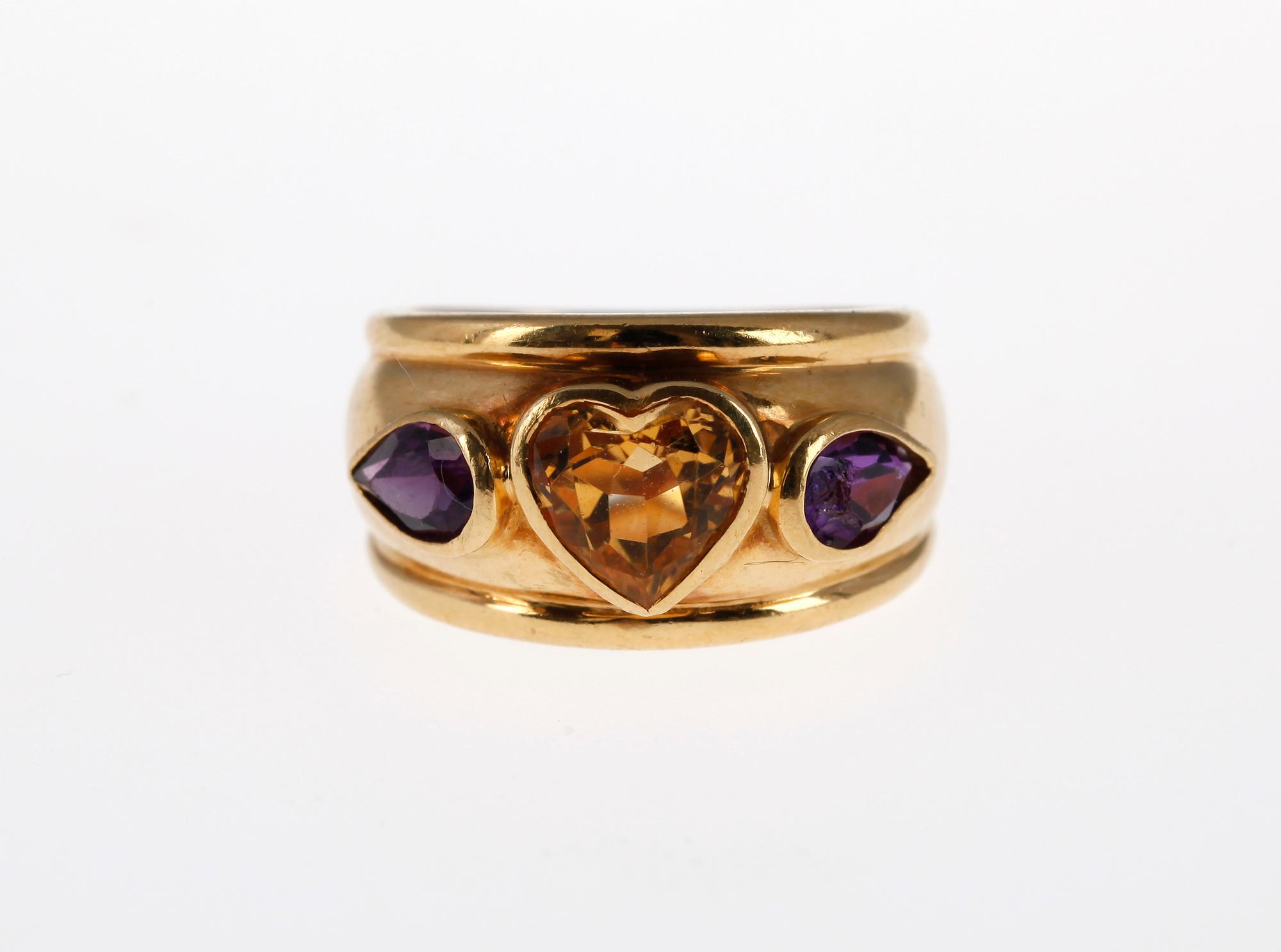 RING, 18k guld med hjärtslipad citrin samt två ametister.