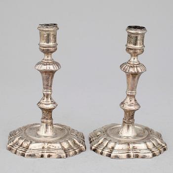 LJUSSTAKAR, ett par, barock, något otydliga stämplar, sannolikt London och 1700-talets mitt. Vikt ca 729 g.