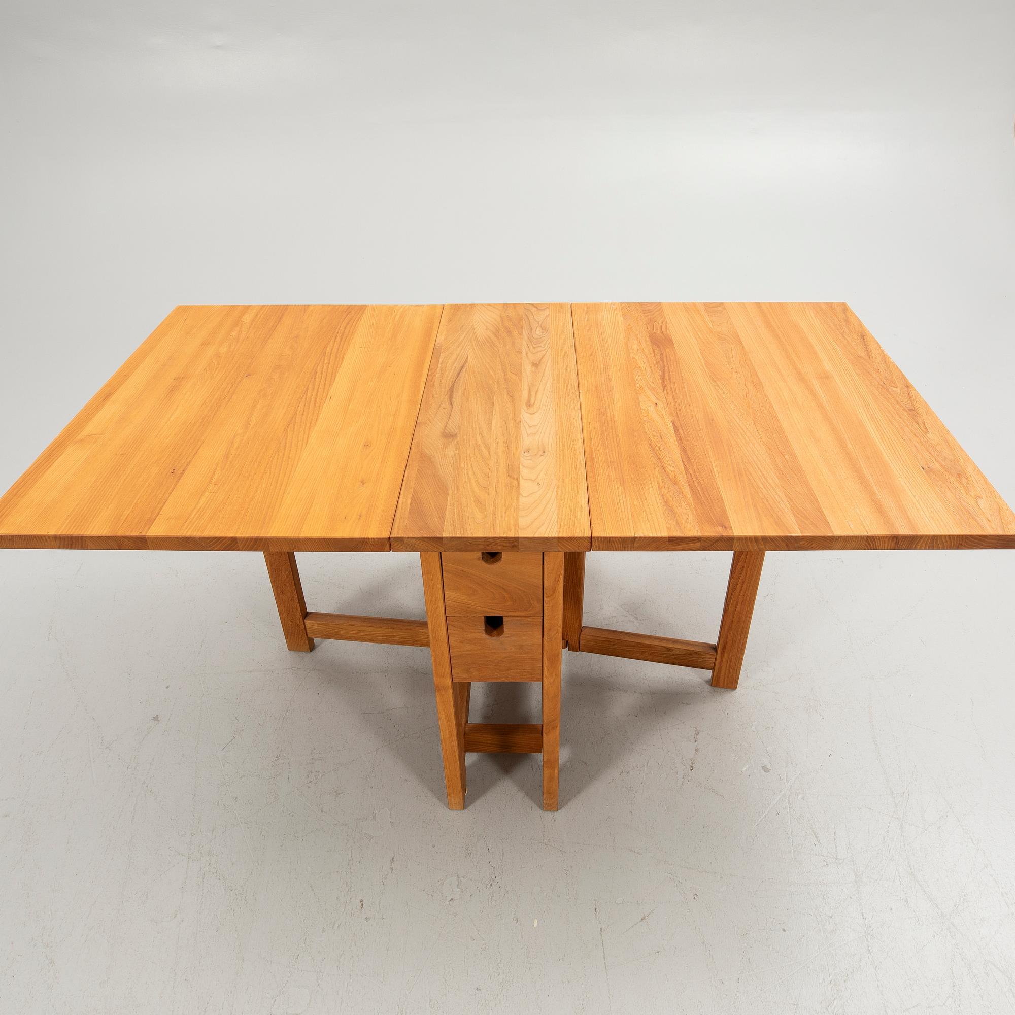 Drop-leaf table, modern manufacture.