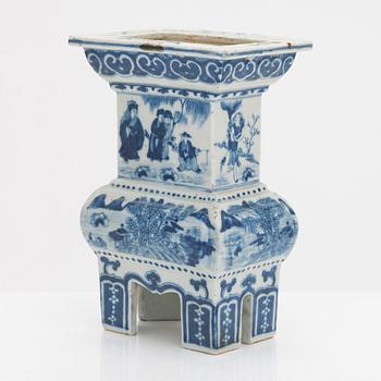 A blue and white incense burner, Qing dynasty, 19th century.