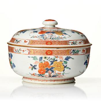 Terrin med lock, porslin. Qingdynastin, Kangxi (1662-1722).