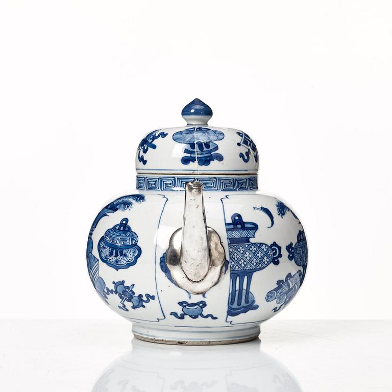 A large blue and white tea pot with cover, Qing dynasty, Kangxi (1662-1722).