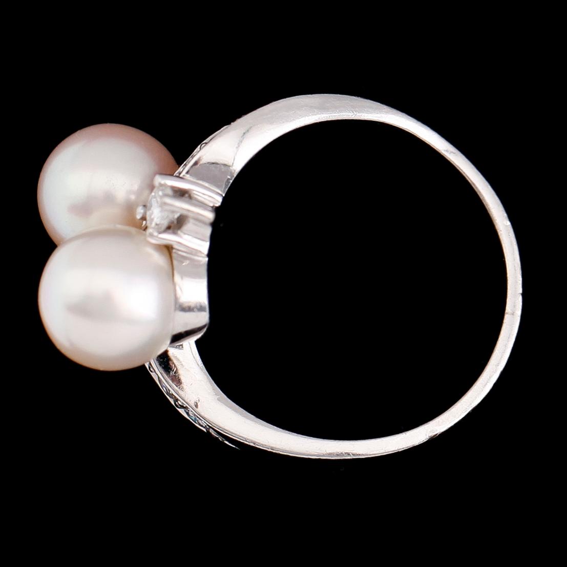 RING, 18 k vitguld, briljantslipade diamanter, 2 odlade pärlor, svenska stämplar 1989.