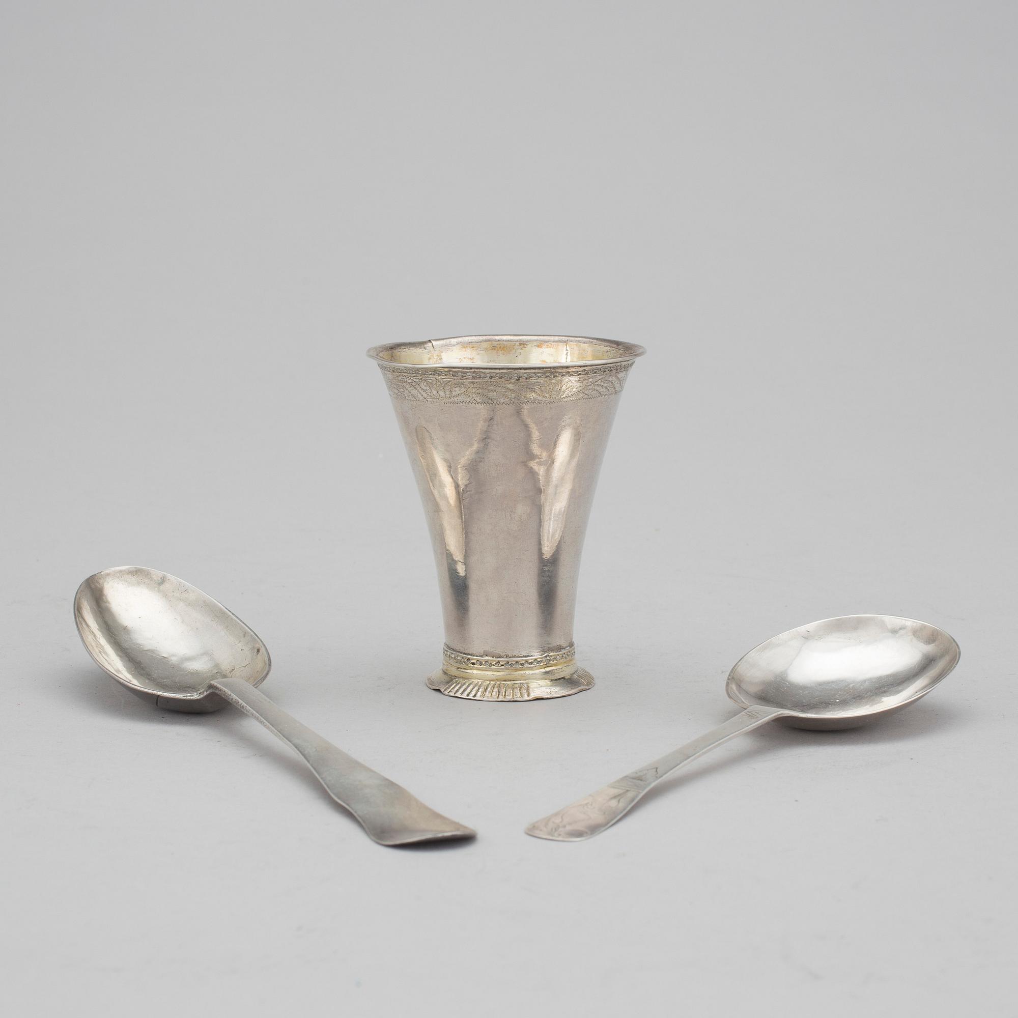 BÄGARE och SKEDAR, 3 del, bland annat en bägare av Johan Leffler, Falun, 1766. Vikt ca  125 g.