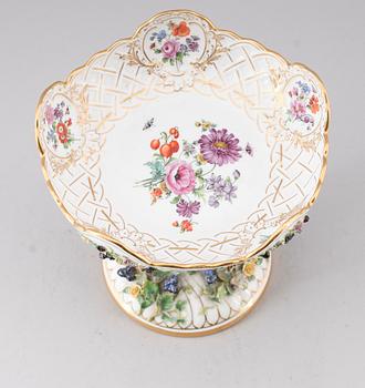 SKÅL PÅ FOT, porslin, Meissen, 1900-talets första hälft.