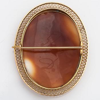 BROSCH, 18K guld, snäckskalskamé. Lappi & K:ni, Villmanstrand 1924.