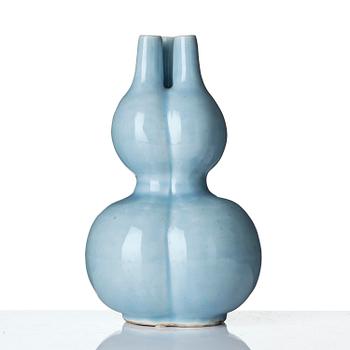 A 'claire de lune' glazed double-gourd vase, Qing dynasty 18/19th century.