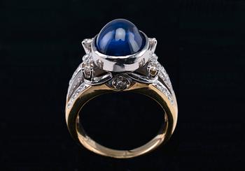 RING, cabochonslipad safir ca 7.5 ct. Briljantslipade diamanter ca 0.6 ct. Vikt 8,4 g.