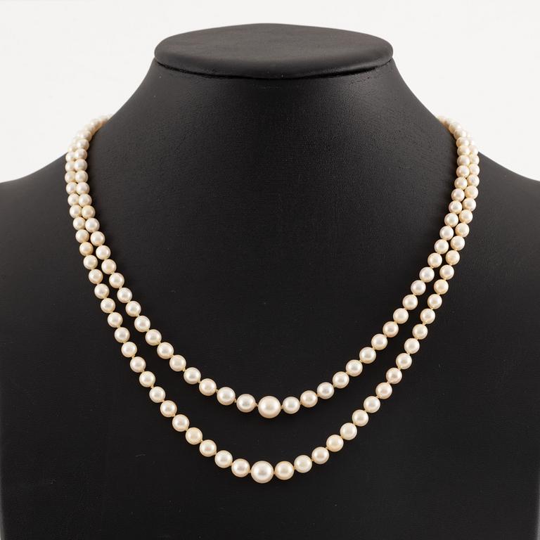 Pärlcollier, tvåradigt med doserade odlade pärlor, lås 18K guld med cabochonslipad grön turmalin och pärlor.
