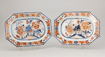 STEKFAT, ett par, porslin, Kina, Qianlong, 1700-tal.