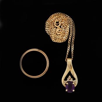 RING samt KEDJA MED HÄNGE, 18 resp 14 k guld samt ametist. Total vikt ca 12 g.