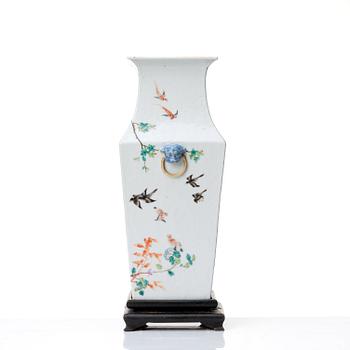 A famille rose vase, late Qing dynasty, circa 1900.