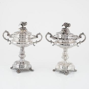 Gustaf Möllenborg (Carl Teodor Féron), strösockerskålar med lock, ett par, silver, nyrokoko, Stockholm 1856.