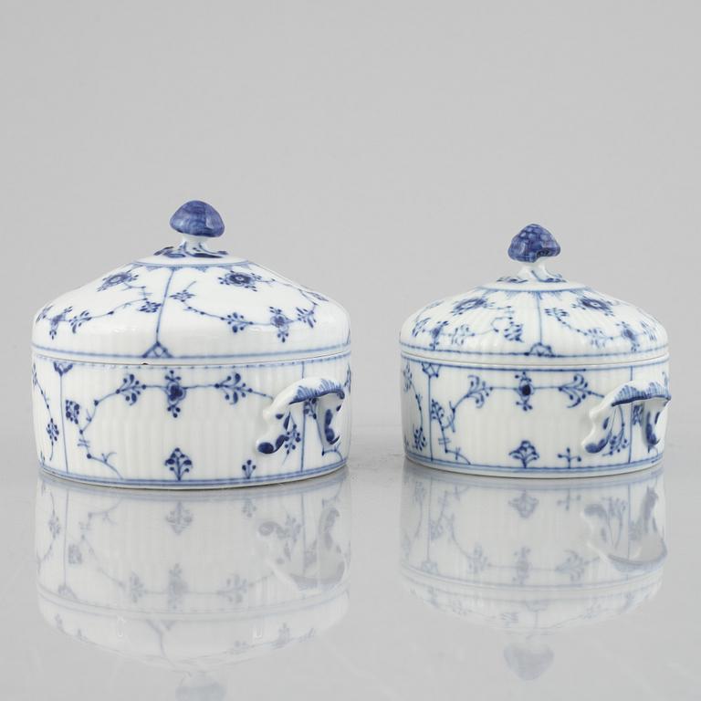 Two 'Blue Fluted Plain' / 'Musselmalet rifflet' sugar bowls with covers, Royal Copenhagen, model 400 and 410, post 1923.
