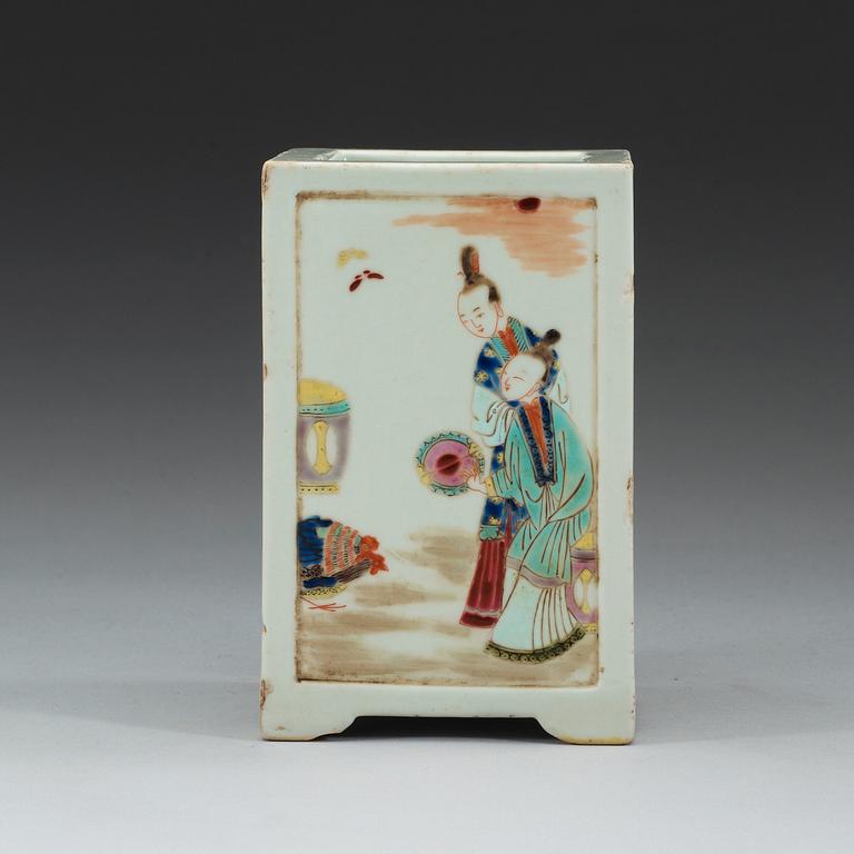 A famille rose brushpot, Qing dynasty (1644-1912).
